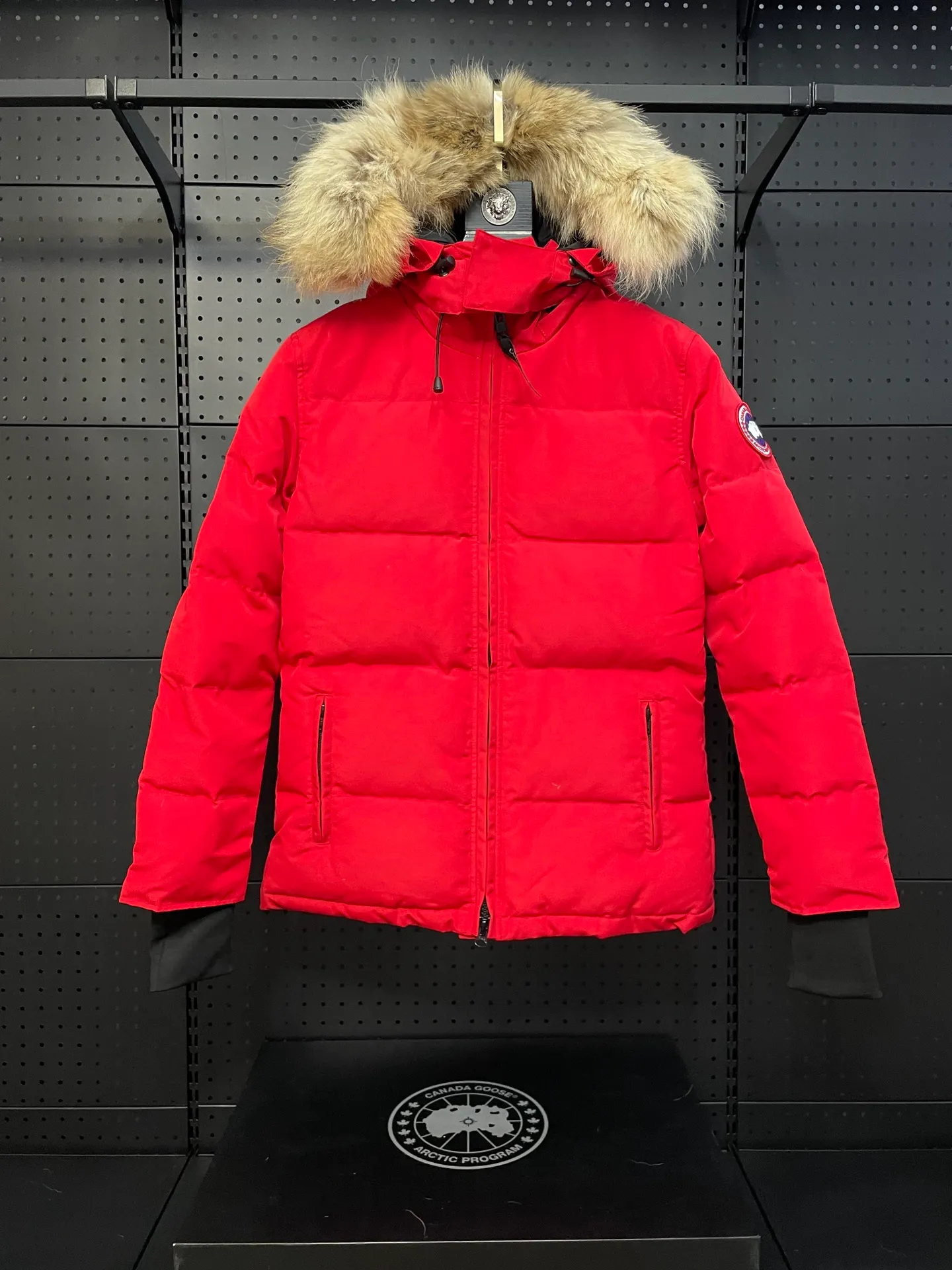 P880 Red Canadian CANADA GOOES 04/Female model. The Arctic and Antarctic scientific expedition teams and others all choose Canada Goose as their cold-proof equipment. They are the Rolls-Royce of down jackets.  ➖ Industry-leading anti-counterfeiting chip sensing.  ➖ Imported Behringer embroidery machines and customized embroidery labels, the highest level and industry leading.  ➖ Imported Korean 21-count polyester-cotton blended original fabric, TC85 waterproof coated fabric, water-repellent, windproof and wear-resistant.  ➖ The new national standard 80 white duck down is filled with an average of 520 grams of down. The amount of down filled is industry-leading.  ➖ 100% nylon lining with double double-layer sealing design to prevent velvet running, and seamless thread design on the cuffs!  ➖ Western Canadian Green Wolf Collar.  ➖ Yoshida YKK provides original factory-customized electroplated sliders. YKK two-way lockable zippers are tight and smooth and do not peel off paint.  ➖ 3M composite Velcro is durable and the accessories and hardware are all custom-made. Only for the purest goose, the most dedicated, the most professional, the highest quality, the highest cost performance!    SIZE:XS-XXL
